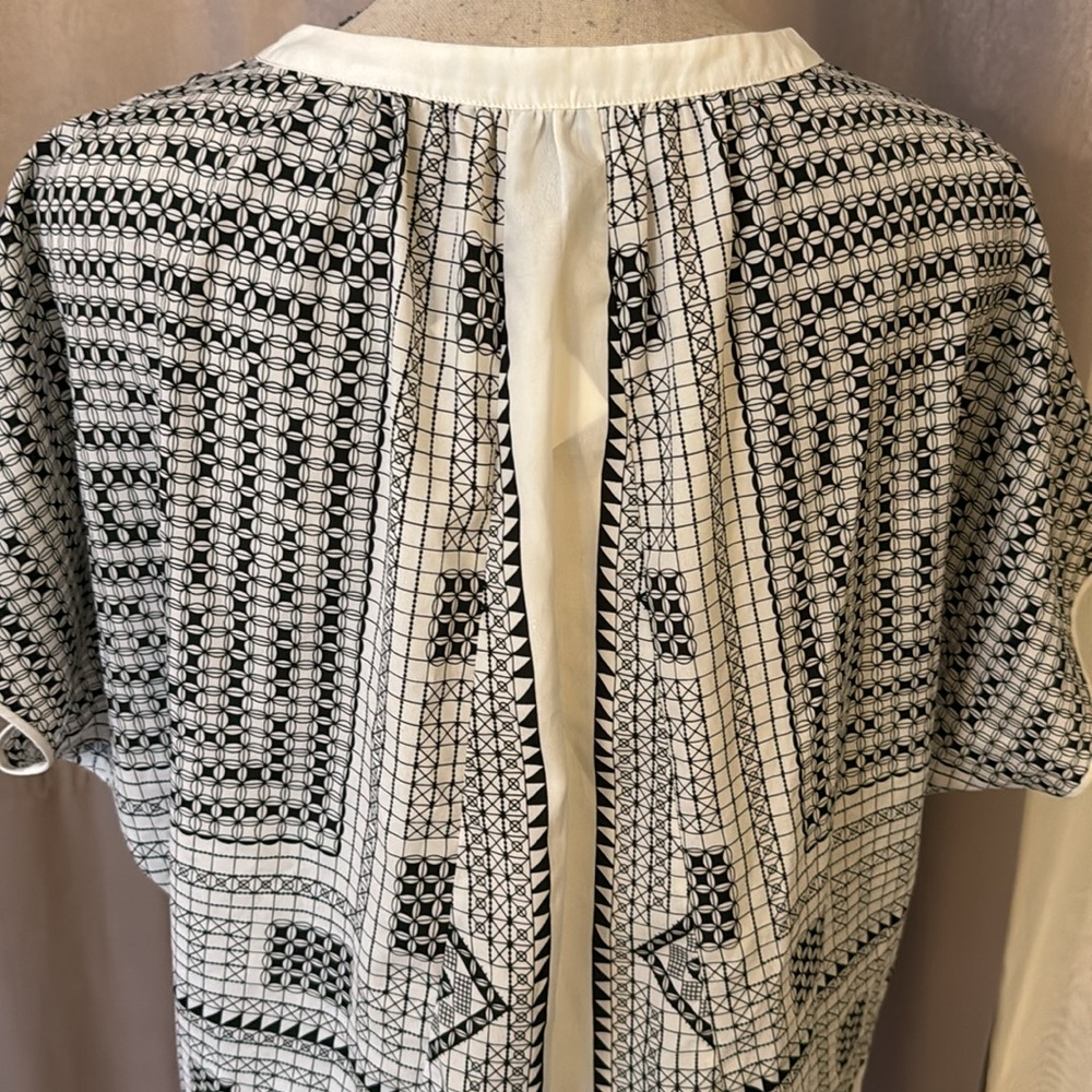 BCBGMaxAzria Black and White Graphic Boxy Blouse - Picture 6 of 8